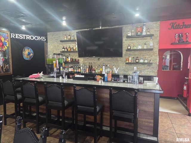 3559 W KIMBERLY Road 1, Davenport, IA 52806