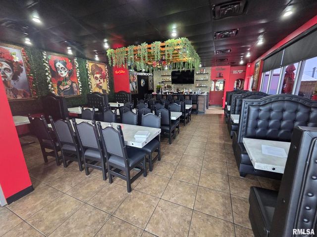 3559 W KIMBERLY Road 1, Davenport, IA 52806