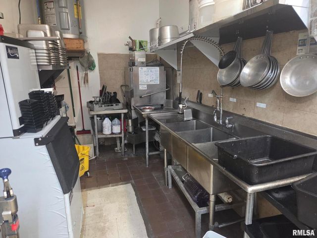 3559 W KIMBERLY Road 1, Davenport, IA 52806