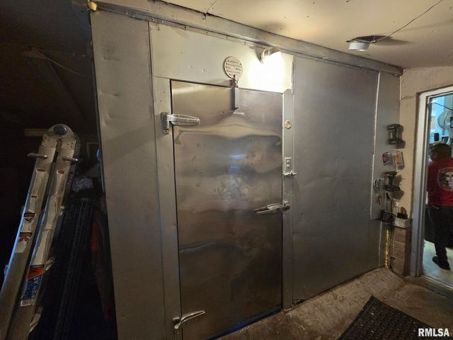 3559 W KIMBERLY Road 1, Davenport, IA 52806