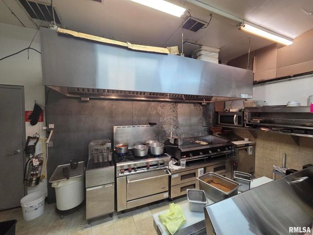 3559 W KIMBERLY Road 1, Davenport, IA 52806