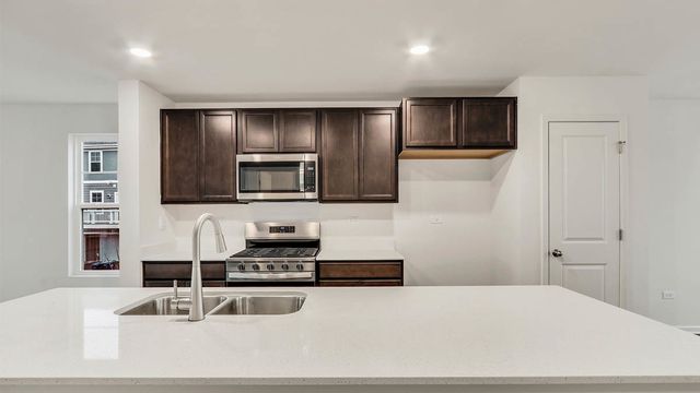 405 Lakeshore Court, St. Charles, IL 60174