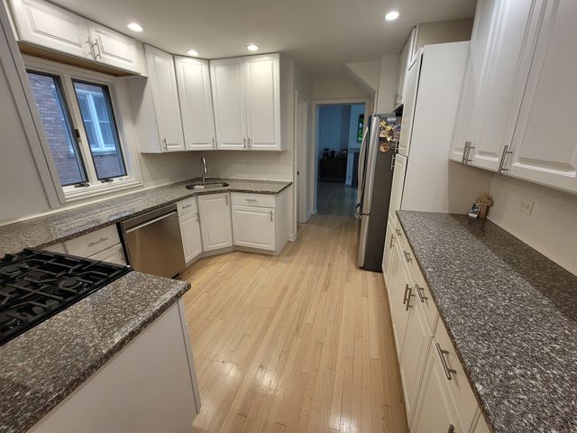 6156 N Kedvale Avenue, Chicago, IL 60646