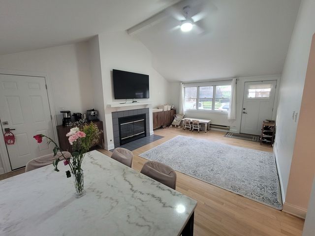 6156 N Kedvale Avenue, Chicago, IL 60646