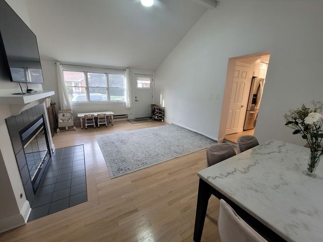 6156 N Kedvale Avenue, Chicago, IL 60646
