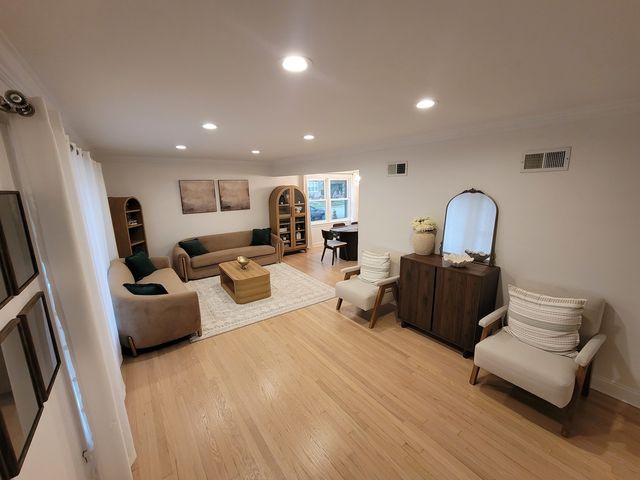 6156 N Kedvale Avenue, Chicago, IL 60646