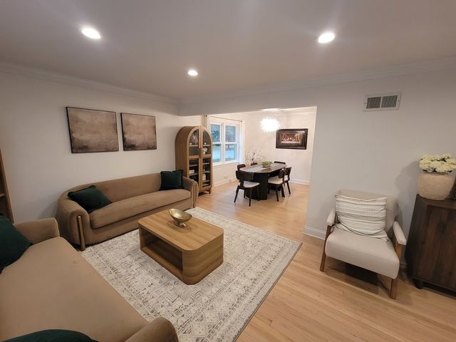 6156 N Kedvale Avenue, Chicago, IL 60646