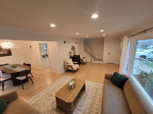 6156 N Kedvale Avenue, Chicago, IL 60646