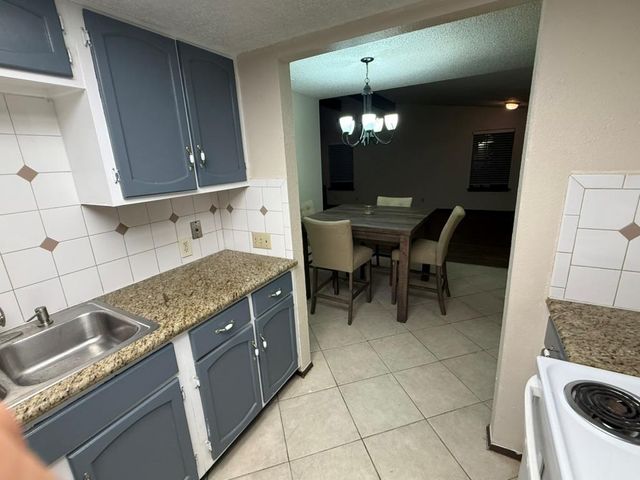 907 E Meadowmere LN, Austin, TX 78758