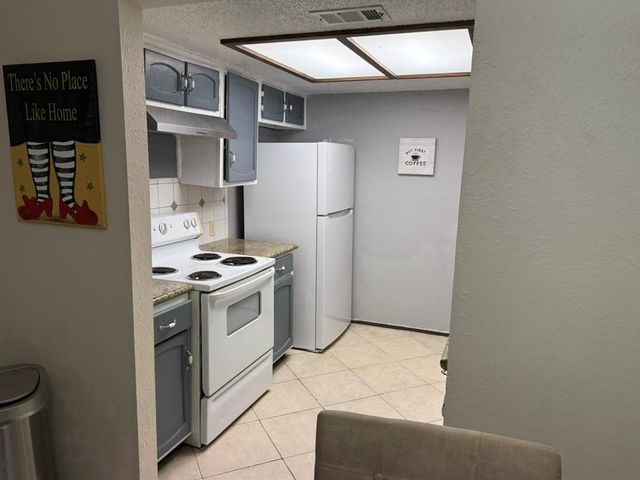 907 E Meadowmere LN, Austin, TX 78758