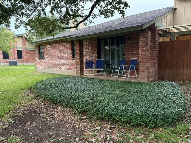 907 E Meadowmere LN, Austin, TX 78758