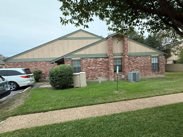 907 E Meadowmere LN, Austin, TX 78758