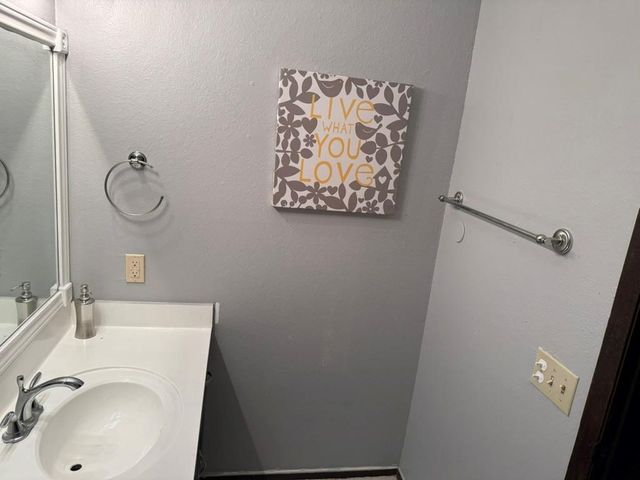 907 E Meadowmere LN, Austin, TX 78758