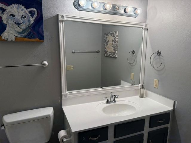 907 E Meadowmere LN, Austin, TX 78758