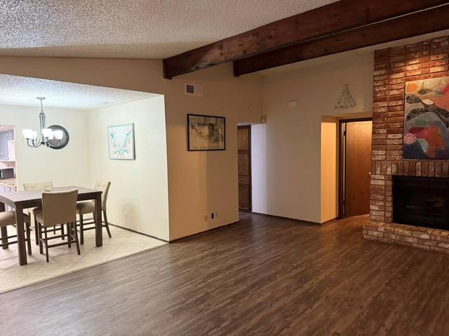 907 E Meadowmere LN, Austin, TX 78758