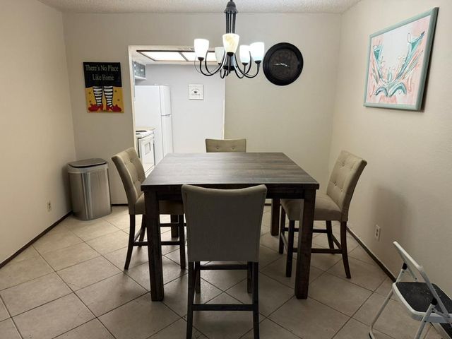 907 E Meadowmere LN, Austin, TX 78758