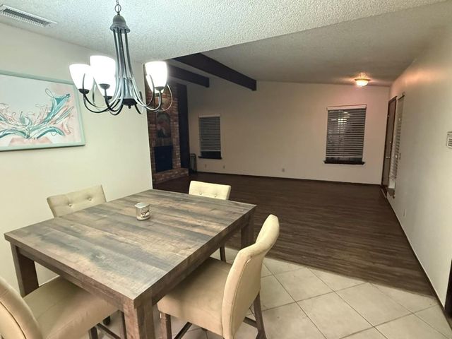 907 E Meadowmere LN, Austin, TX 78758