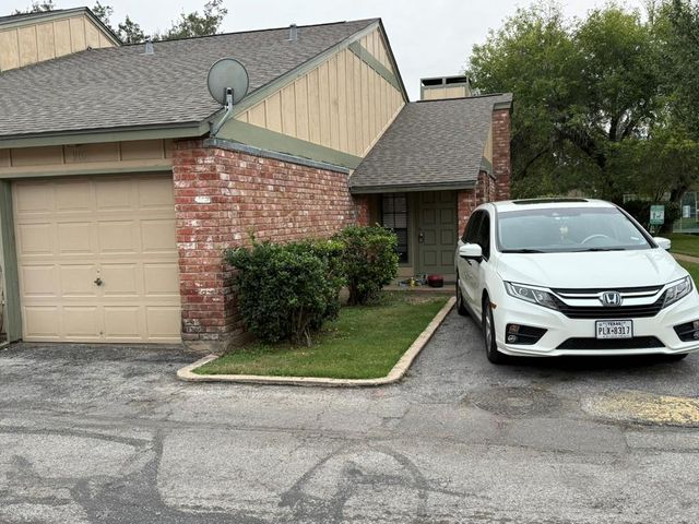 907 E Meadowmere LN, Austin, TX 78758