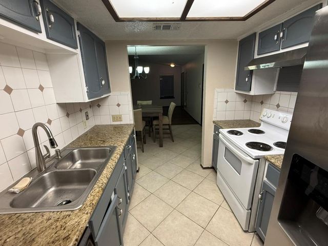 907 E Meadowmere LN, Austin, TX 78758