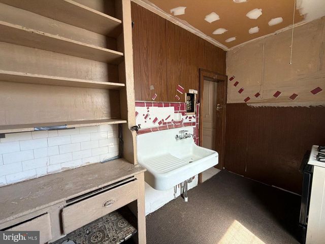 511 COBBS CREEK PKWY, Philadelphia, PA 19143