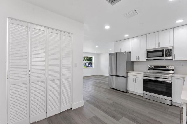 307 NW 6th Street, Deerfield Beach, FL 33441