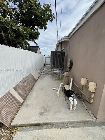 7461 Douglas Street, Hollywood, FL 33024