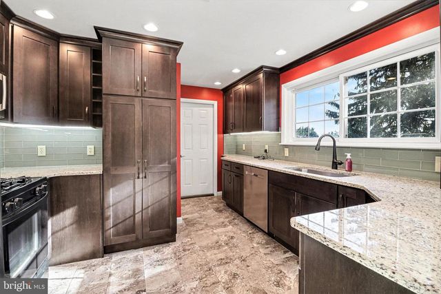 14 GREENWAY DR, Mechanicsburg, PA 17055