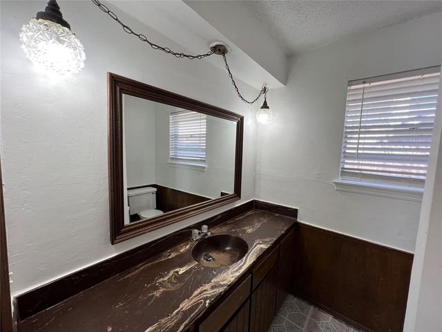1017 S Neptune Street, Edmond, OK 73003