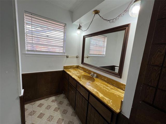 1017 S Neptune Street, Edmond, OK 73003