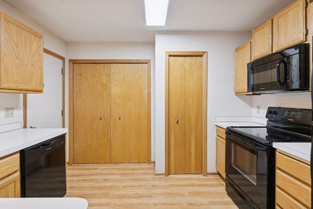 8404 Copperfield Way 101, Inver Grove Heights, MN 55076