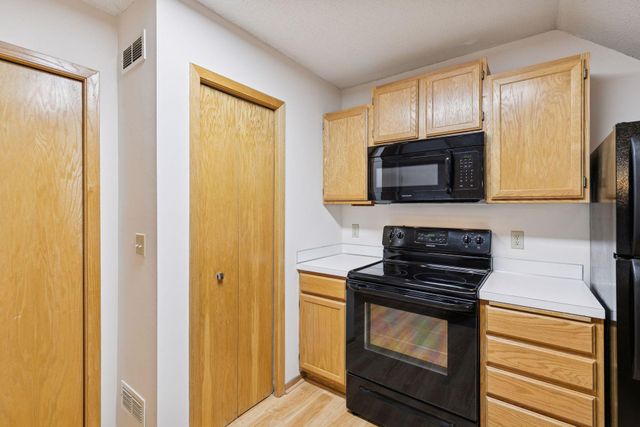 8404 Copperfield Way 101, Inver Grove Heights, MN 55076