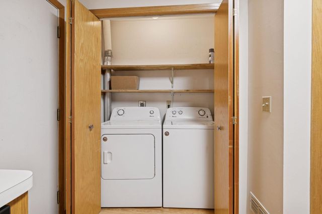 8404 Copperfield Way 101, Inver Grove Heights, MN 55076