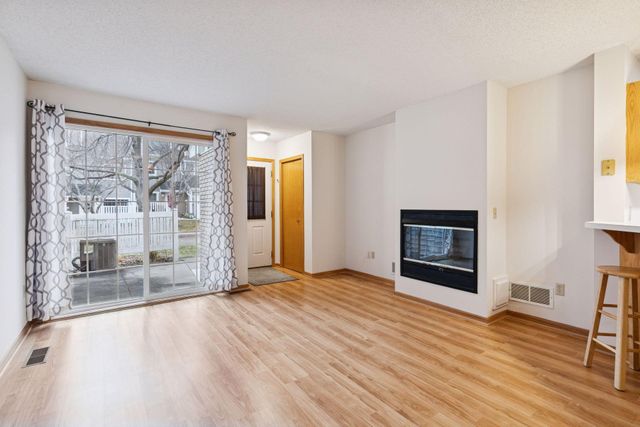 8404 Copperfield Way 101, Inver Grove Heights, MN 55076