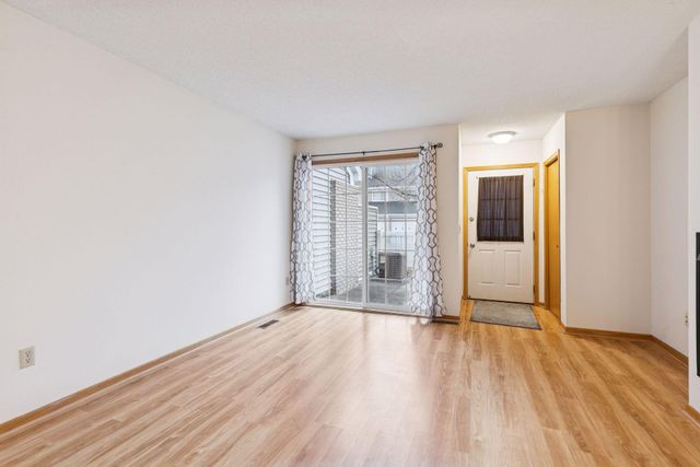 8404 Copperfield Way 101, Inver Grove Heights, MN 55076