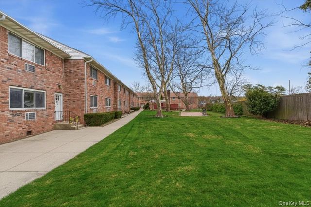 105 Prime Avenue G, Huntington, NY 11743