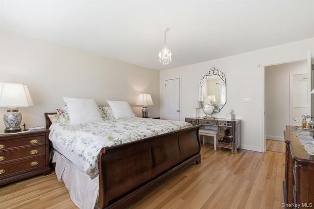 105 Prime Avenue G, Huntington, NY 11743