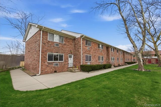 105 Prime Avenue G, Huntington, NY 11743