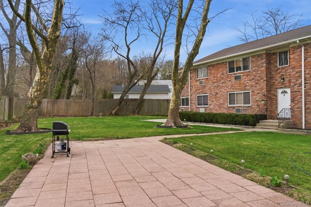 105 Prime Avenue G, Huntington, NY 11743