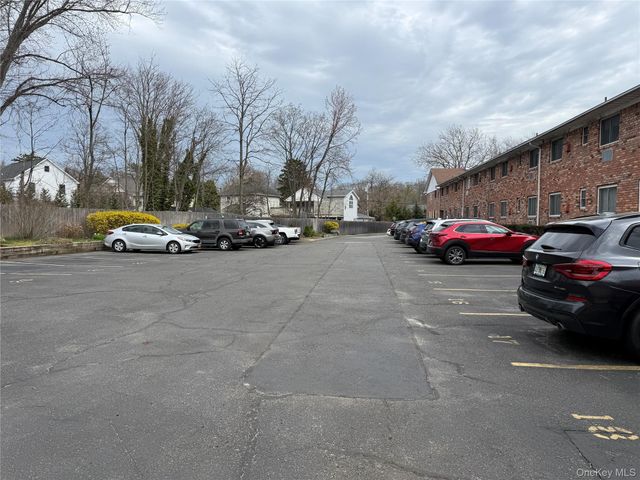 105 Prime Avenue G, Huntington, NY 11743