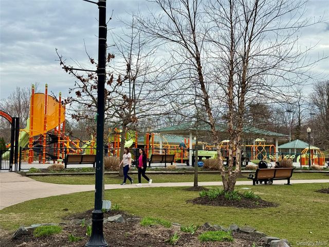 105 Prime Avenue G, Huntington, NY 11743