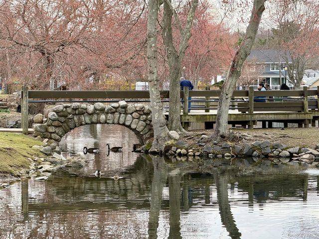 105 Prime Avenue G, Huntington, NY 11743