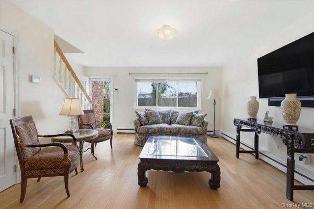 105 Prime Avenue G, Huntington, NY 11743
