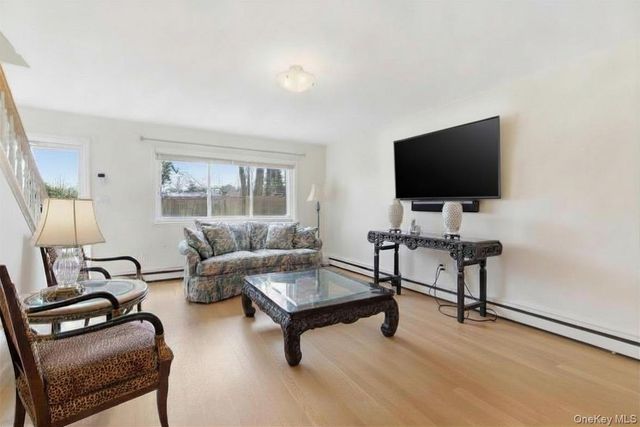 105 Prime Avenue G, Huntington, NY 11743