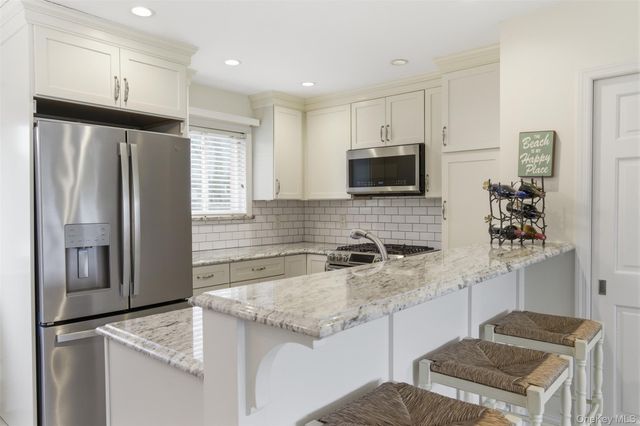 105 Prime Avenue G, Huntington, NY 11743