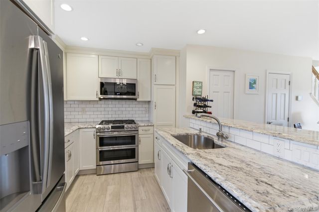 105 Prime Avenue G, Huntington, NY 11743