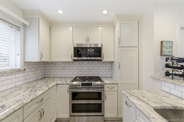 105 Prime Avenue G, Huntington, NY 11743