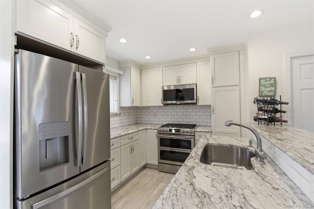 105 Prime Avenue G, Huntington, NY 11743