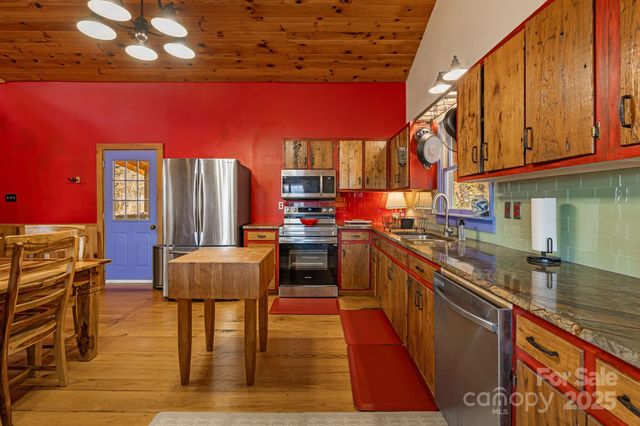 550 Cale Way, Clyde, NC 28721