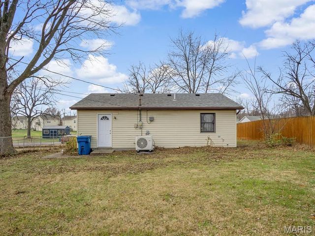 704 Sinclair Avenue, South Roxana, IL 62087