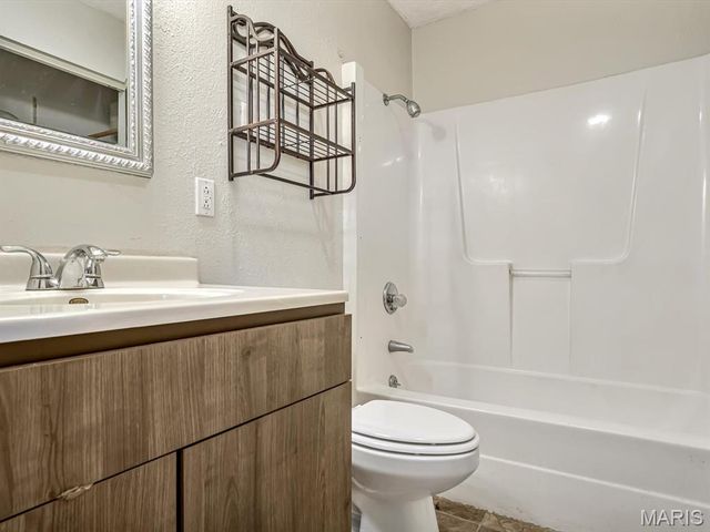 704 Sinclair Avenue, South Roxana, IL 62087